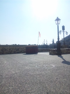 �g����